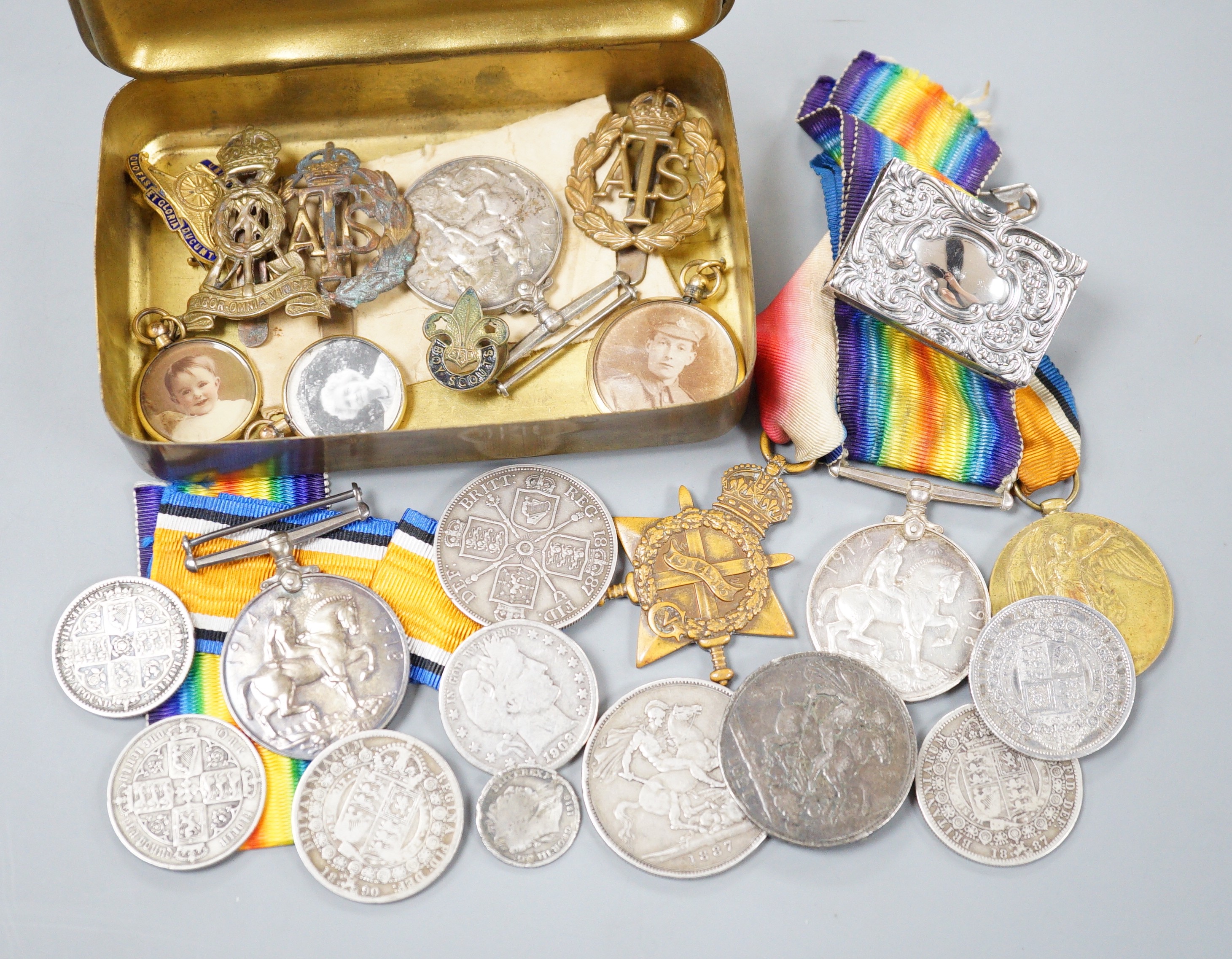 A WW1 trio to 323 Gnr. R. T. Morris RFA, two single WW1 medals one to Pte. S. Read R. Sussex, cap badges and assorted coinage including 1821, 1887 crowns, 1887 half crown, etc.